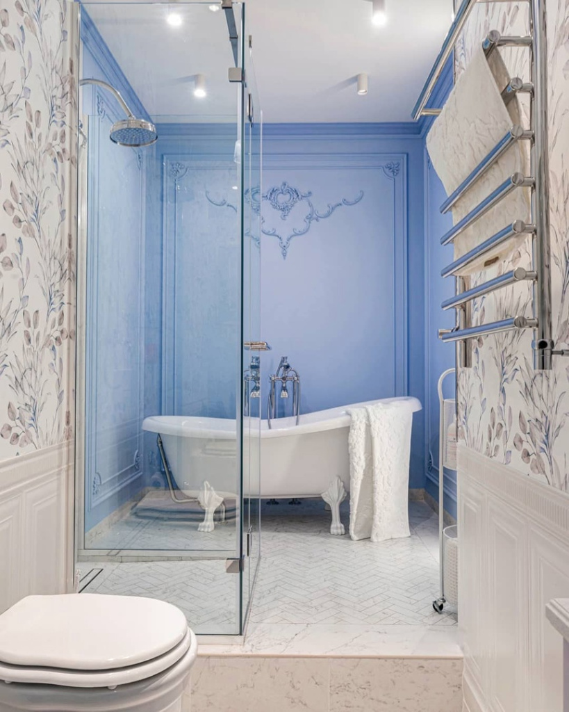 Уютная зона ванной комнаты от студии @d_polly напоминает морской песчаный пляж благодаря голубым оттенкам в сочетании с мраморной плиткой